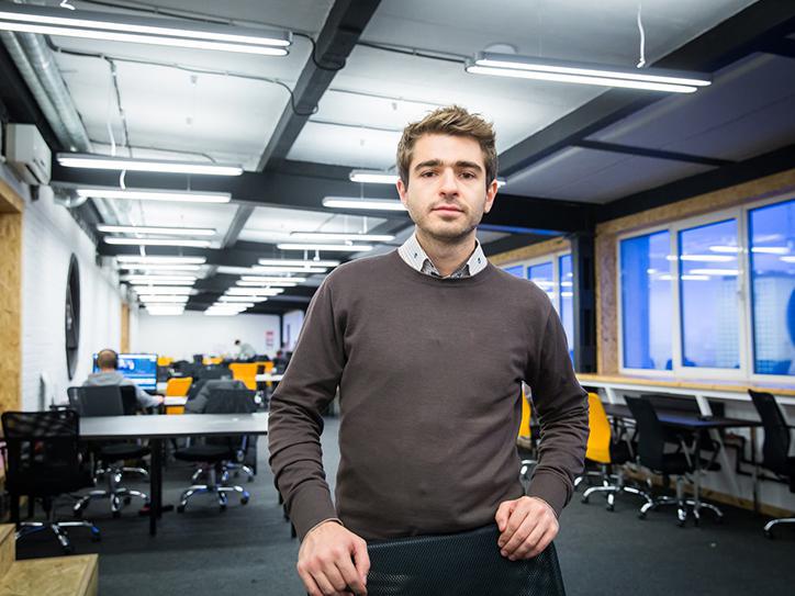 prilozhenie_grachika_adzhamyana_wakie_stalo_servisom_dlya_konsultatsiy_s_neznakomtsami - рис.1