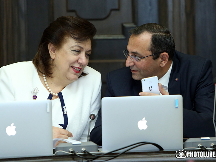 ministr_ekonomiki_armenii_pokhvastalsya_pered_kollegami_svoim_novym_armphone - рис.1 ministr_ekonomiki_armenii_pokhvastalsya_pered_kollegami_svoim_novym_armphone - рис.1