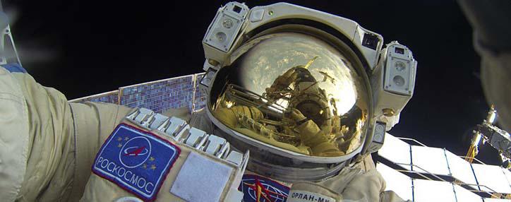 Российский космонавт впервые сделал селфи в открытом космосе
