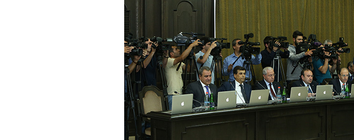 Министр экономики Армении похвастался перед коллегами своим новым ArmPhone