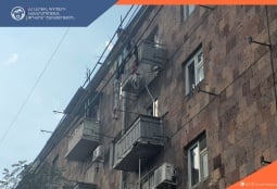 В Ереване обрушился балкон жилого дома: два человека упали с пятого на четвертый этаж