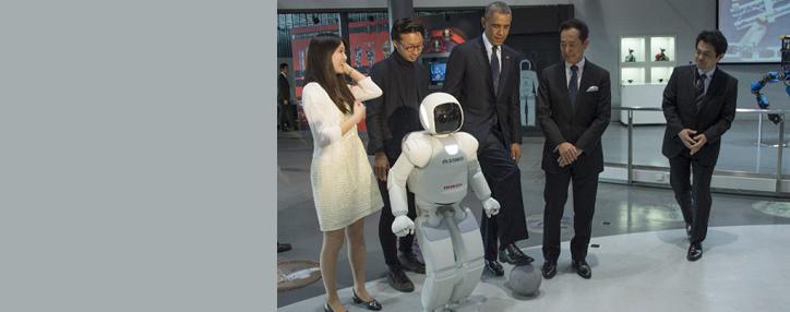 Обама сыграл в футбол с роботом Honda (ВИДЕО)