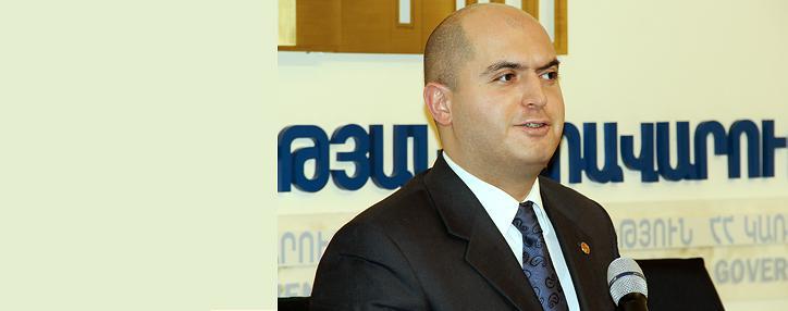 Армянским первоклассникам с 2015 года будут предоставлены планшеты местного производства - Ашотян