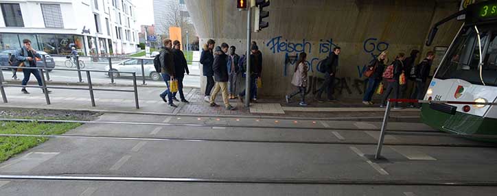 В Германии устанавливают светофоры для людей, зависимых от гаджетов (ВИДЕО)