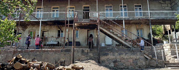 Благотворительный фонд Ucom оказал содействие многодетной семье из армяского приграничного села