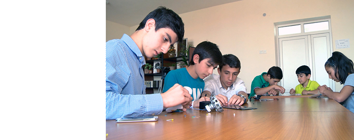 Армянские школьники подарили вторую жизнь деталям от отработавших мобильников 