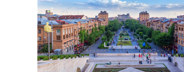 В центре Еревана появилось первое смарт-пианино
