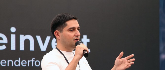 Ալեքսանդր Եսայանը որպես հիմնական զեկուցող մասնակցել է Reinvent by Renderforest 2021 կոնֆերանսին