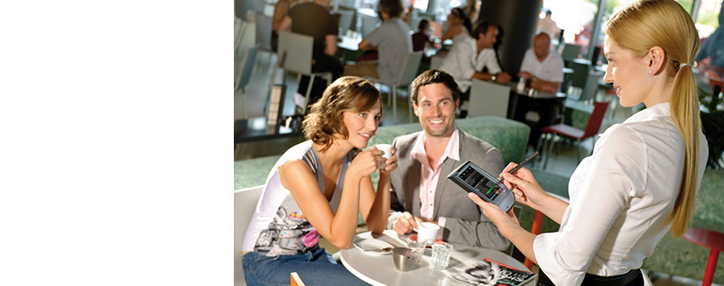 При бесконтактных мобильных платежах люди охотнее оставляют чаевые