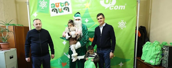 Гендиректор Ucom Ральф Йирикян вручил новогодние подарки маленьким арцахцам, вынужденно переехавшим из Арцаха и ныне проживающим в Тавуше и Вайоцдзоре