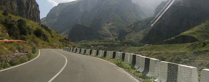 Уткнувшийся в смартфон водитель решил вести автобус ногой (ВИДЕО)