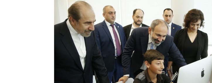 Пашинян ознакомился с деятельностью СМАРТ-центра в лорийском селе Дебет