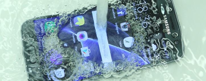 Мокрый Samsung Galaxy S7 нельзя зарядить