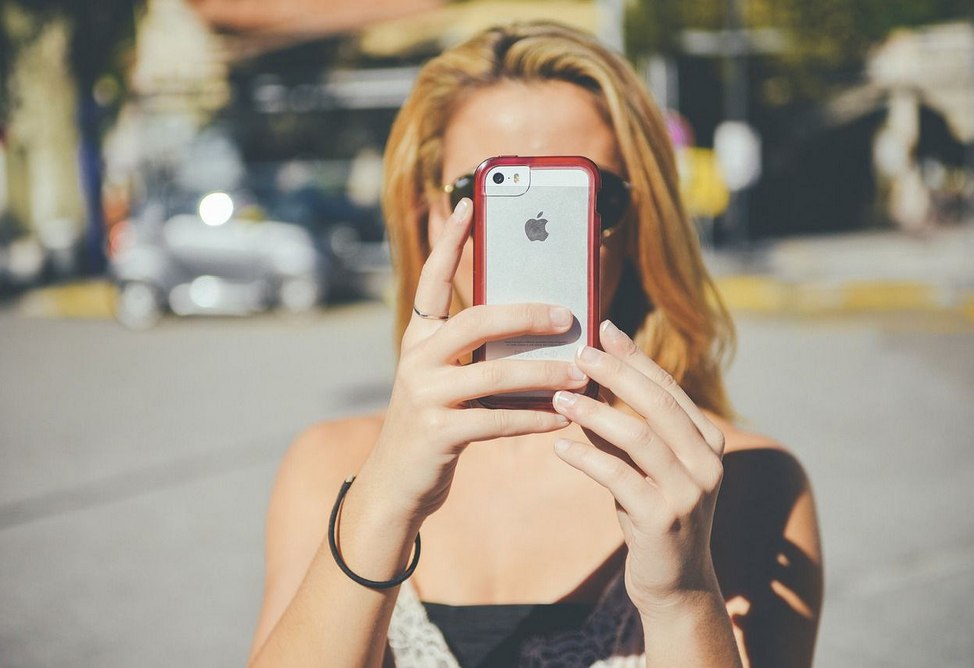 Эксперт предупреждает: мошенники могут незаметно активировать камеру смартфона и организовать слежку