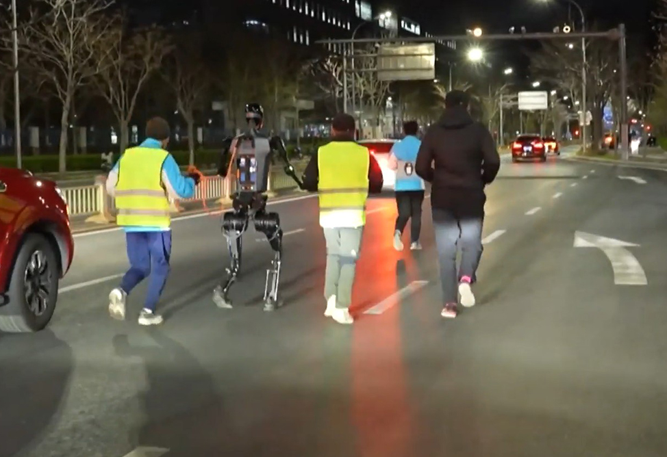 Человек и робот на старте: уникальный полумарафон пройдет в Пекине