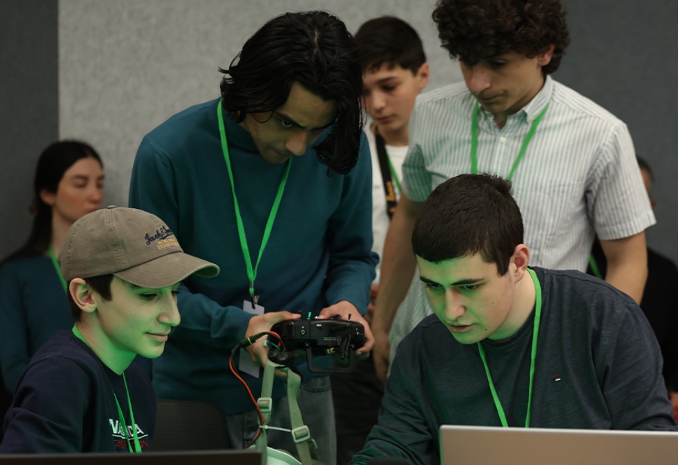 Сообщество ArmDrone проводит бесплатные курсы по FPV-дронам при поддержке Ucom