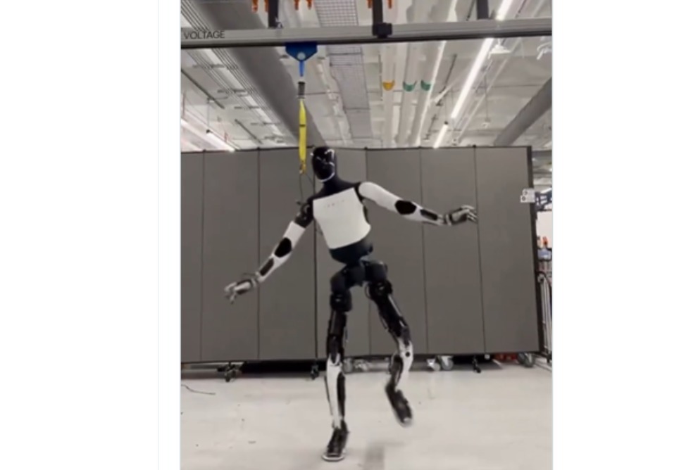Робот Tesla в ритме будущего: Маск показал танец гуманоида Optimus (ВИДЕО) 