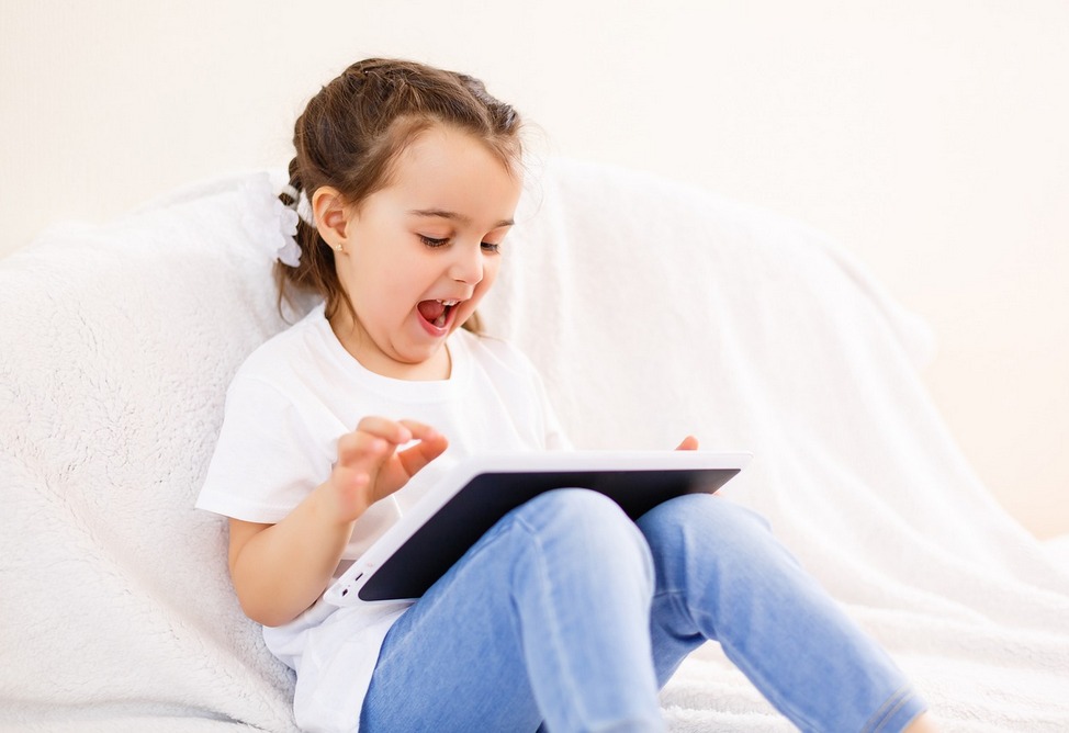 Мэрия Еревана предложила ограничить использование в школах мобильников