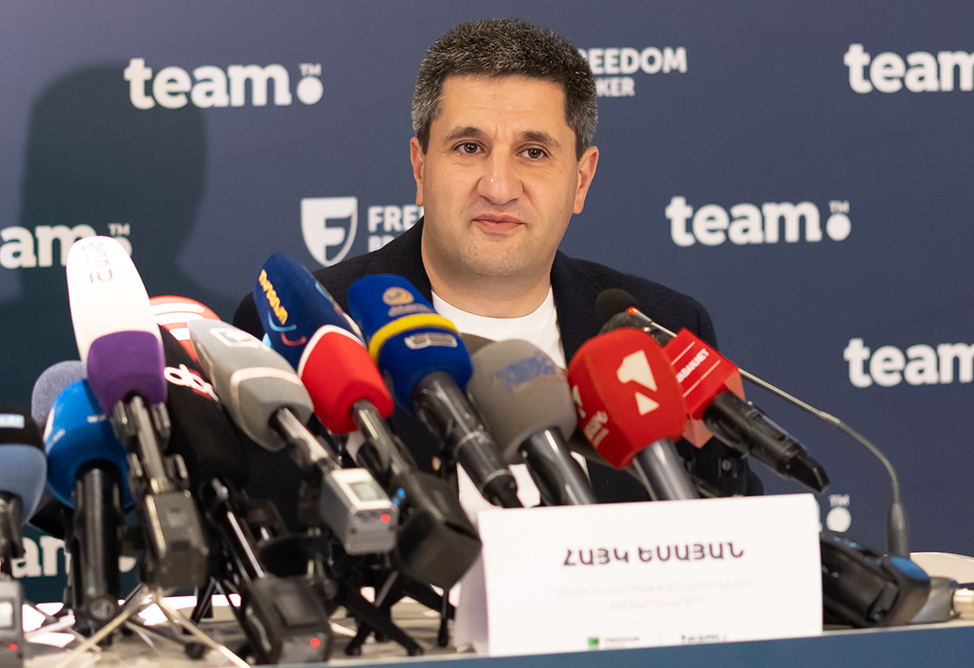 Team, Айк Есаян